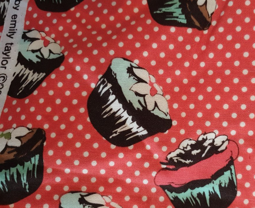 DOMESTIC DIVA BY EMILY TAYLOR - CUPCAKES IN RED C5016