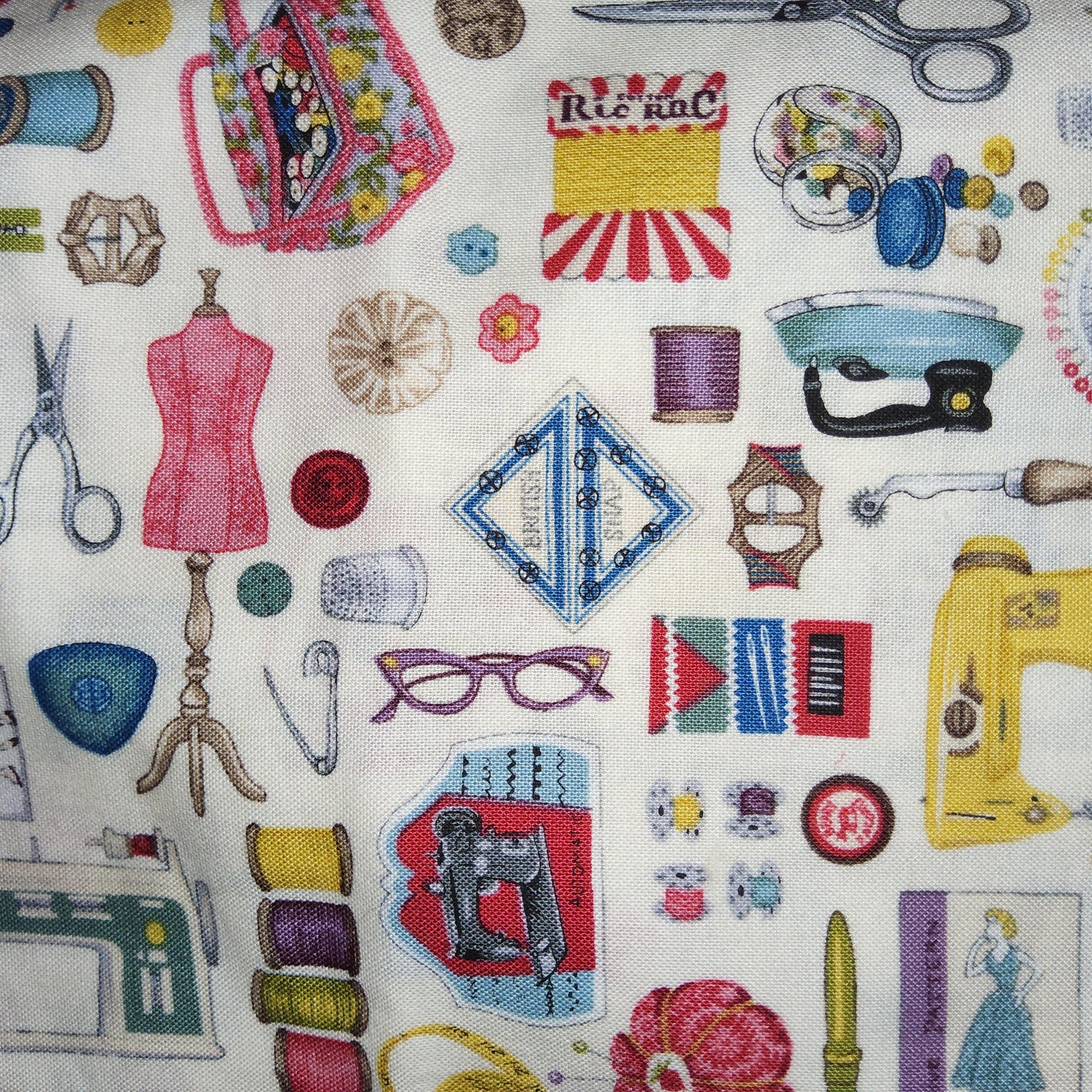 Sew Retro Notions - Makower UK 1103 (90cm left)