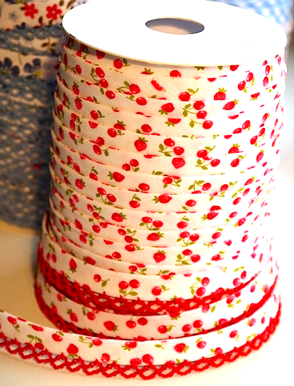 Strawberry cherry red lace bias binding (double fold) PRICED PER METRE