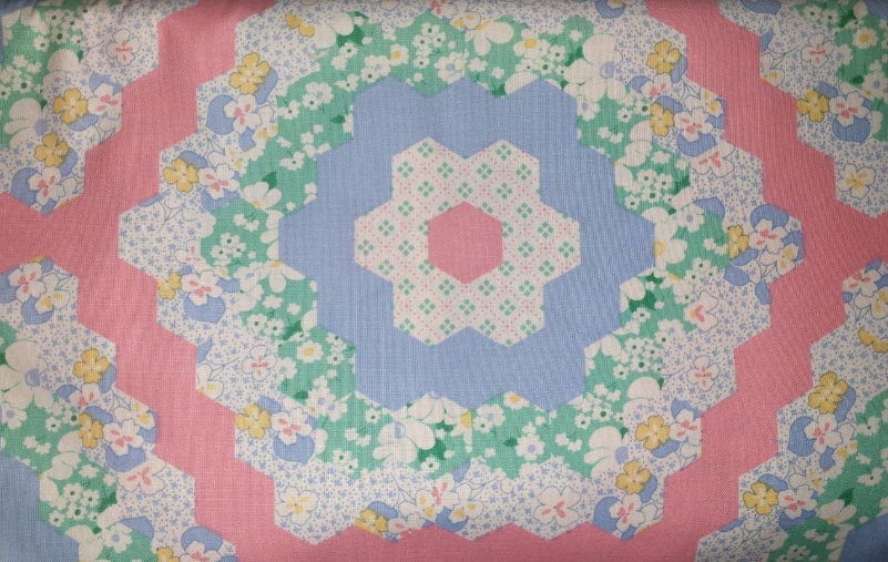 Moda - Chloe's Closet - Apron Strings 15480 hexagon quilt print